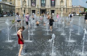Ola de calor en Ucrania colapsa la energía en plena guerra Niños y jóvenes refrescándose en una fuente pública en Ucrania durante una histórica ola de calor.