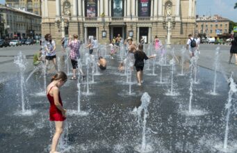 Ola de calor en Ucrania colapsa la energía en plena guerra Niños y jóvenes refrescándose en una fuente pública en Ucrania durante una histórica ola de calor.