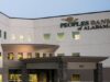 Bancos estatales de Forbes premian a Peoples Bank de Alabama Fachada exterior de la sede principal de Peoples Bank of Alabama con su logotipo institucional en el muro superior.