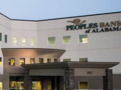 Bancos estatales de Forbes premian a Peoples Bank de Alabama Fachada exterior de la sede principal de Peoples Bank of Alabama con su logotipo institucional en el muro superior.
