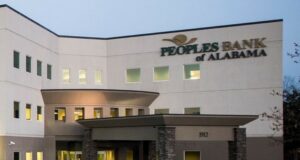 Bancos estatales de Forbes premian a Peoples Bank de Alabama Fachada exterior de la sede principal de Peoples Bank of Alabama con su logotipo institucional en el muro superior.