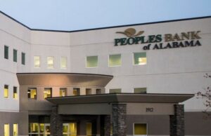 Bancos estatales de Forbes premian a Peoples Bank de Alabama Fachada exterior de la sede principal de Peoples Bank of Alabama con su logotipo institucional en el muro superior.