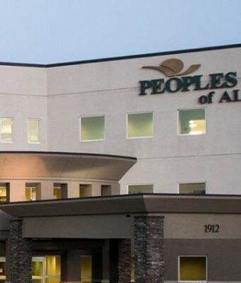 Bancos estatales de Forbes premian a Peoples Bank de Alabama Fachada exterior de la sede principal de Peoples Bank of Alabama con su logotipo institucional en el muro superior.