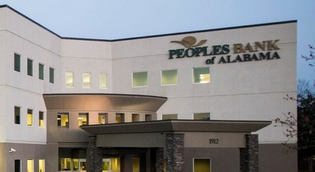 Bancos estatales de Forbes premian a Peoples Bank de Alabama Fachada exterior de la sede principal de Peoples Bank of Alabama con su logotipo institucional en el muro superior.