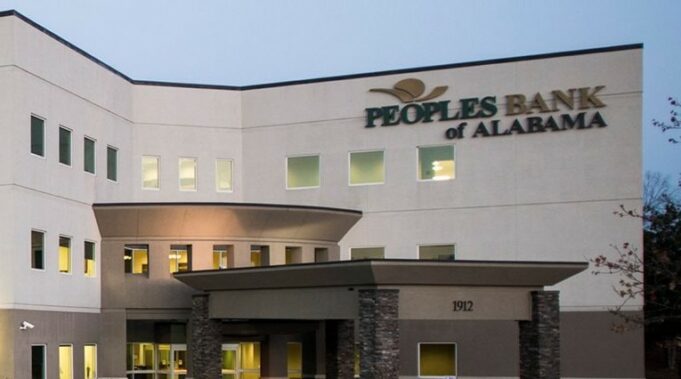 Bancos estatales de Forbes premian a Peoples Bank de Alabama Fachada exterior de la sede principal de Peoples Bank of Alabama con su logotipo institucional en el muro superior.