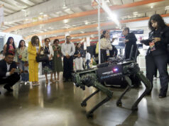 Smart City Expo LATAM 2026 impulsa urbes tecnológicas Robot cuadrúpedo de Ghost Robotics operado ante un grupo de asistentes en el Smart City Expo de México.