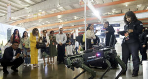 Smart City Expo LATAM 2026 impulsa urbes tecnológicas Robot cuadrúpedo de Ghost Robotics operado ante un grupo de asistentes en el Smart City Expo de México.