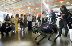 Smart City Expo LATAM 2026 impulsa urbes tecnológicas Robot cuadrúpedo de Ghost Robotics operado ante un grupo de asistentes en el Smart City Expo de México.