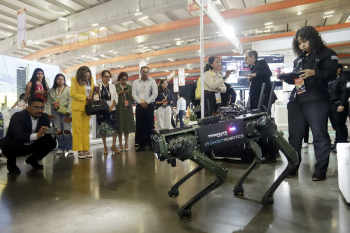 Smart City Expo LATAM 2026 impulsa urbes tecnológicas Robot cuadrúpedo de Ghost Robotics operado ante un grupo de asistentes en el Smart City Expo de México.