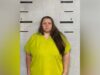 Caso condado de Bibb: Juez avala acuerdo de culpabilidad Retrato policial de Rebecca Brewer con uniforme amarillo brillante frente a una pared de bloques para ficha técnica.