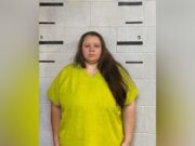Caso condado de Bibb: Juez avala acuerdo de culpabilidad Retrato policial de Rebecca Brewer con uniforme amarillo brillante frente a una pared de bloques para ficha técnica.