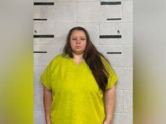 Caso condado de Bibb: Juez avala acuerdo de culpabilidad Retrato policial de Rebecca Brewer con uniforme amarillo brillante frente a una pared de bloques para ficha técnica.