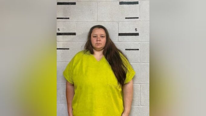 Caso condado de Bibb: Juez avala acuerdo de culpabilidad Retrato policial de Rebecca Brewer con uniforme amarillo brillante frente a una pared de bloques para ficha técnica.