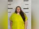 Caso condado de Bibb: Juez avala acuerdo de culpabilidad Retrato policial de Rebecca Brewer con uniforme amarillo brillante frente a una pared de bloques para ficha técnica.