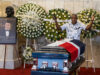 Muerte de Alex Bueno: El Teatro Nacional despide al cantante Capilla ardiente de Alex Bueno con su féretro cubierto por la bandera dominicana y arreglos florales en su honor.