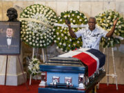 Muerte de Alex Bueno: El Teatro Nacional despide al cantante Capilla ardiente de Alex Bueno con su féretro cubierto por la bandera dominicana y arreglos florales en su honor.