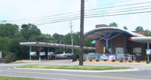 Tiroteo en un Sonic de Alabama deja dos menores heridos Fachada exterior de un restaurante de comida rápida Sonic en la localidad de Jasper, escenario de un tiroteo.