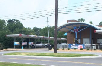 Tiroteo en un Sonic de Alabama deja dos menores heridos Fachada exterior de un restaurante de comida rápida Sonic en la localidad de Jasper, escenario de un tiroteo.