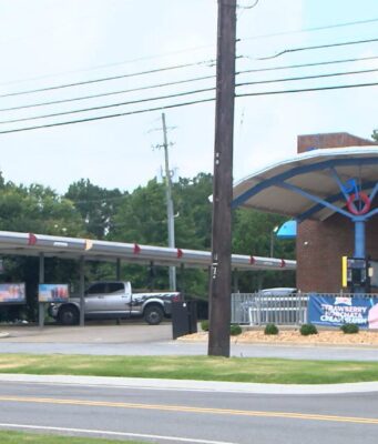 Tiroteo en un Sonic de Alabama deja dos menores heridos Fachada exterior de un restaurante de comida rápida Sonic en la localidad de Jasper, escenario de un tiroteo.