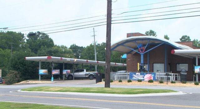 Tiroteo en un Sonic de Alabama deja dos menores heridos Fachada exterior de un restaurante de comida rápida Sonic en la localidad de Jasper, escenario de un tiroteo.