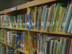 Resultados de la prueba ACAP de lectura en Alabama 2026 Estanterías de madera repletas de libros infantiles de colores en una biblioteca escolar de Alabama.