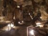 Rickwood Caverns estrena carretera y parque infantil moderno Interior iluminado del Parque Estatal Rickwood Caverns en Alabama mostrando formaciones rocosas subterráneas.