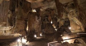 Rickwood Caverns estrena carretera y parque infantil moderno Interior iluminado del Parque Estatal Rickwood Caverns en Alabama mostrando formaciones rocosas subterráneas.