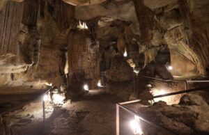 Rickwood Caverns estrena carretera y parque infantil moderno Interior iluminado del Parque Estatal Rickwood Caverns en Alabama mostrando formaciones rocosas subterráneas.