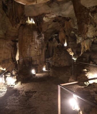 Rickwood Caverns estrena carretera y parque infantil moderno Interior iluminado del Parque Estatal Rickwood Caverns en Alabama mostrando formaciones rocosas subterráneas.