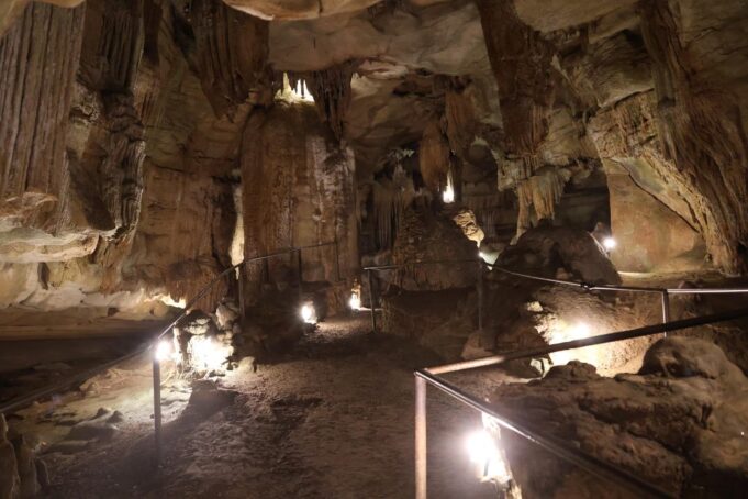 Rickwood Caverns estrena carretera y parque infantil moderno Interior iluminado del Parque Estatal Rickwood Caverns en Alabama mostrando formaciones rocosas subterráneas.