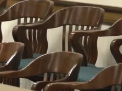 Riverchase Country Club pagará millonaria cifra por ahogamiento Sillas de madera vacías en la caja de un jurado federal durante un juicio por indemnización en Alabama.