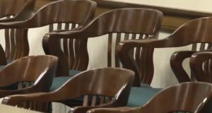 Riverchase Country Club pagará millonaria cifra por ahogamiento Sillas de madera vacías en la caja de un jurado federal durante un juicio por indemnización en Alabama.