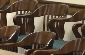 Riverchase Country Club pagará millonaria cifra por ahogamiento Sillas de madera vacías en la caja de un jurado federal durante un juicio por indemnización en Alabama.