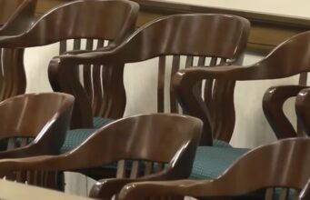 Riverchase Country Club pagará millonaria cifra por ahogamiento Sillas de madera vacías en la caja de un jurado federal durante un juicio por indemnización en Alabama.