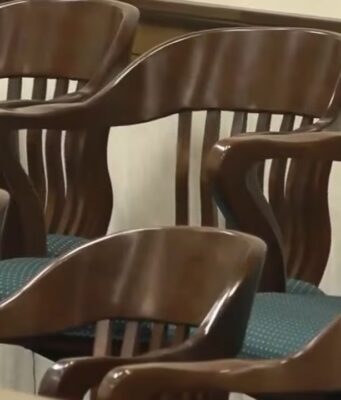 Riverchase Country Club pagará millonaria cifra por ahogamiento Sillas de madera vacías en la caja de un jurado federal durante un juicio por indemnización en Alabama.