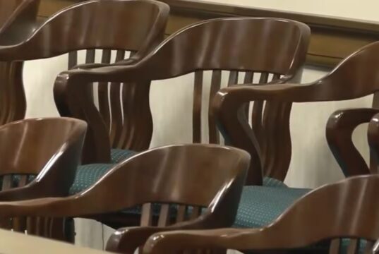 Riverchase Country Club pagará millonaria cifra por ahogamiento Sillas de madera vacías en la caja de un jurado federal durante un juicio por indemnización en Alabama.