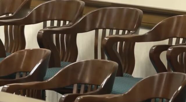 Riverchase Country Club pagará millonaria cifra por ahogamiento Sillas de madera vacías en la caja de un jurado federal durante un juicio por indemnización en Alabama.
