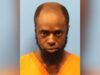 Abuso infantil en Alabama: Robert Lee Ford Jr. se declara culpable Retrato policial de frente de Robert Lee Ford Jr. usando uniforme naranja de prisión sobre un fondo azul claro.