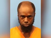 Abuso infantil en Alabama: Robert Lee Ford Jr. se declara culpable Retrato policial de frente de Robert Lee Ford Jr. usando uniforme naranja de prisión sobre un fondo azul claro.