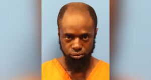 Abuso infantil en Alabama: Robert Lee Ford Jr. se declara culpable Retrato policial de frente de Robert Lee Ford Jr. usando uniforme naranja de prisión sobre un fondo azul claro.