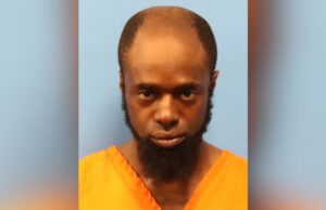Abuso infantil en Alabama: Robert Lee Ford Jr. se declara culpable Retrato policial de frente de Robert Lee Ford Jr. usando uniforme naranja de prisión sobre un fondo azul claro.