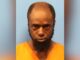Abuso infantil en Alabama: Robert Lee Ford Jr. se declara culpable Retrato policial de frente de Robert Lee Ford Jr. usando uniforme naranja de prisión sobre un fondo azul claro.
