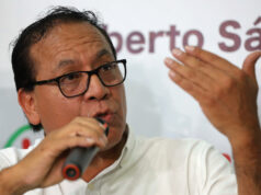 Elecciones en Perú: actas impugnadas definirán la presidencia Roberto Sánchez, candidato presidencial en Perú, habla micrófono en mano gesticulando durante una rueda de prensa electoral.