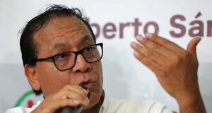 Elecciones en Perú: actas impugnadas definirán la presidencia Roberto Sánchez, candidato presidencial en Perú, habla micrófono en mano gesticulando durante una rueda de prensa electoral.