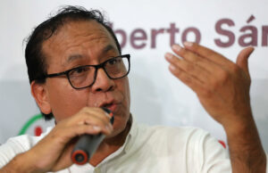 Elecciones en Perú: actas impugnadas definirán la presidencia Roberto Sánchez, candidato presidencial en Perú, habla micrófono en mano gesticulando durante una rueda de prensa electoral.