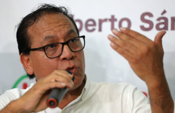 Elecciones en Perú: actas impugnadas definirán la presidencia Roberto Sánchez, candidato presidencial en Perú, habla micrófono en mano gesticulando durante una rueda de prensa electoral.