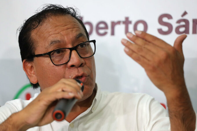 Elecciones en Perú: actas impugnadas definirán la presidencia Roberto Sánchez, candidato presidencial en Perú, habla micrófono en mano gesticulando durante una rueda de prensa electoral.