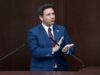 Reducción de impuestos inmobiliarios en Florida irá a voto El gobernador de Florida Ron DeSantis con traje azul en un podio hablando sobre la reducción de impuestos inmobiliarios.