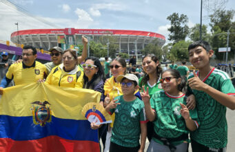 Ruptura diplomática enmarca el choque México vs Ecuador en el Mundial Aficionados de México y Ecuador conviven pacíficamente en el Estadio Azteca pese a la ruptura diplomática de sus países.