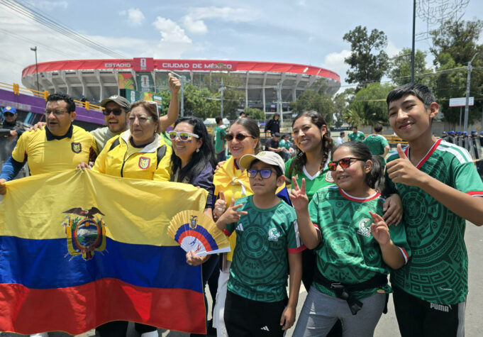 Ruptura diplomática enmarca el choque México vs Ecuador en el Mundial Aficionados de México y Ecuador conviven pacíficamente en el Estadio Azteca pese a la ruptura diplomática de sus países.